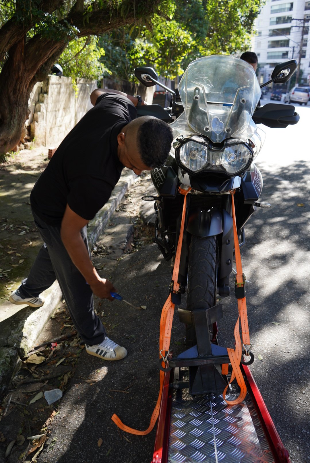 Equipamento profissional F.R.C para transporte seguro de moto