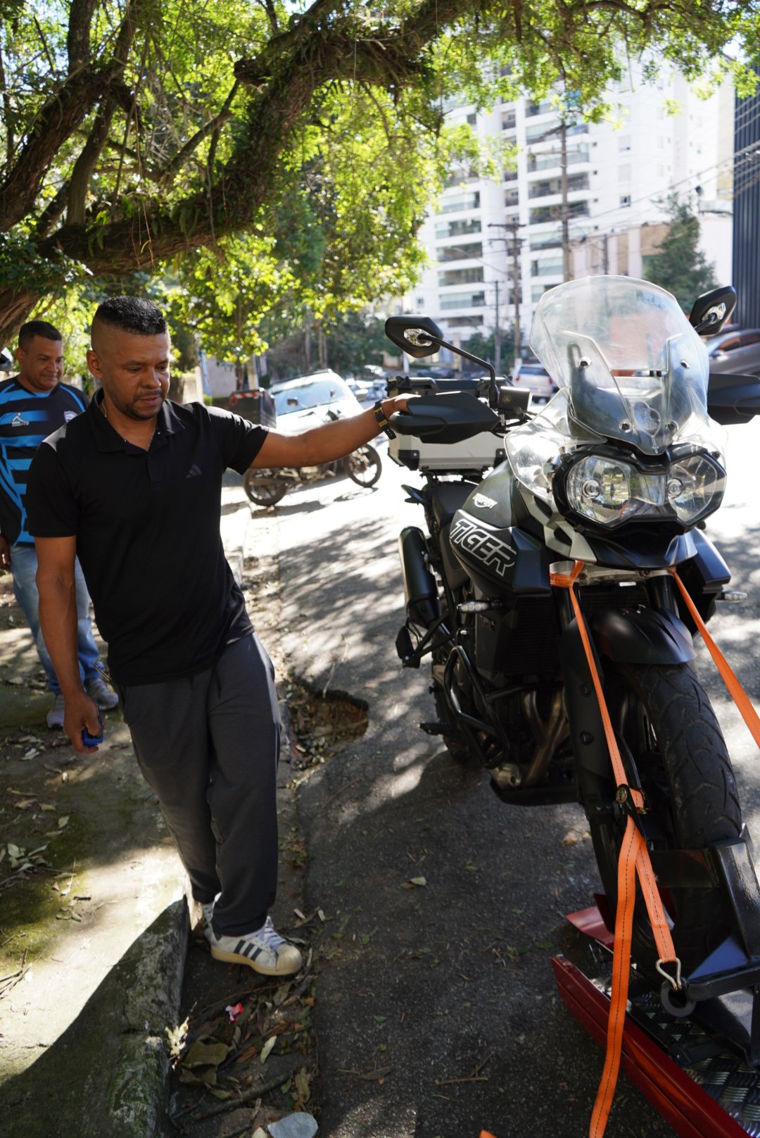 Equipe F.R.C transportando moto Triumph com cuidado em São Paulo